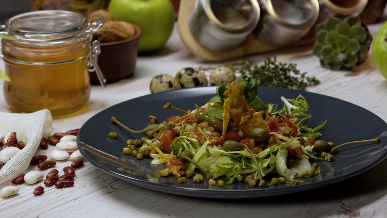 Salad with beans and tomato sauce
