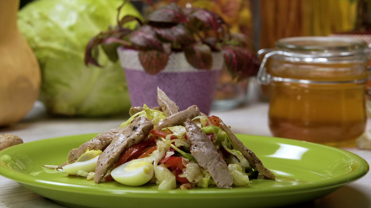Salad with duck breast and kiwi