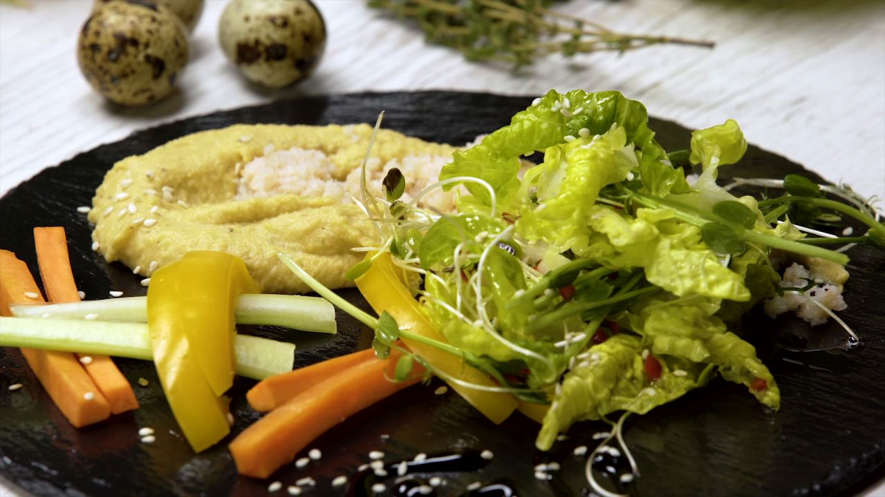 Salade de crudités au houmous