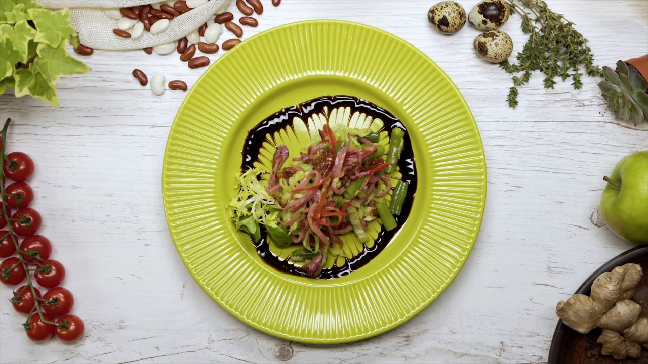 Summer salad with beans and ham