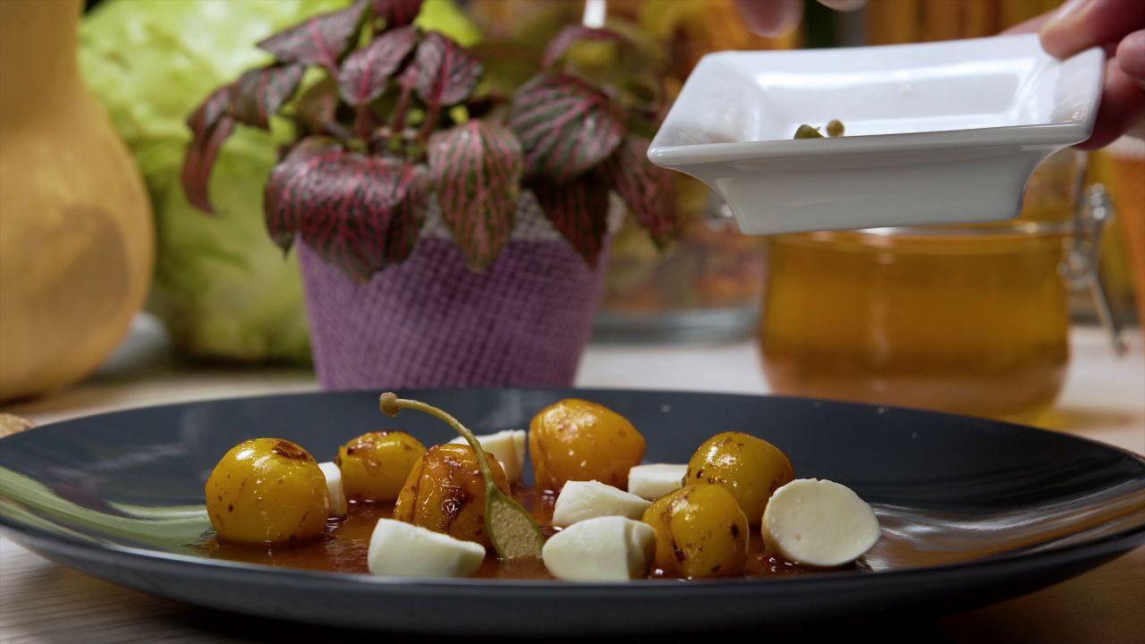 Salad on tomato coulis
