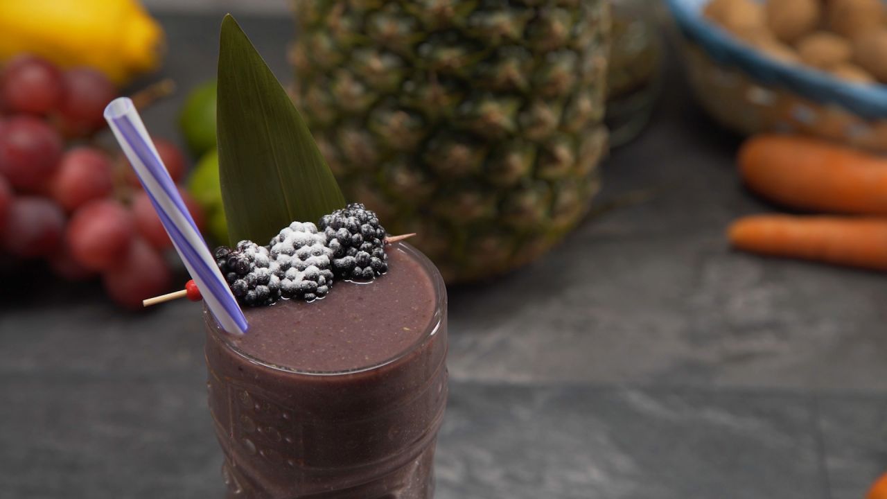 Smoothie à l'avocat, à la mangue et aux mûres