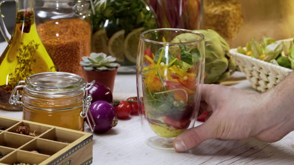 Recette de salade avec des fruits et légumes de saison