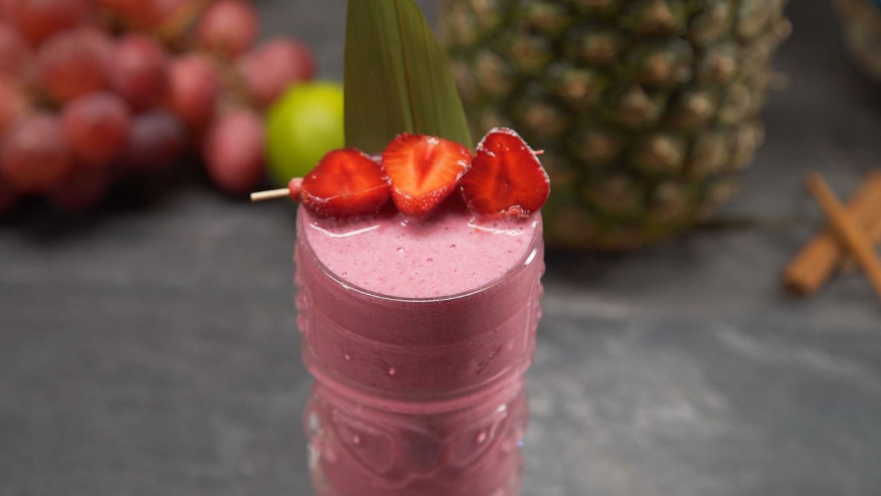 Smoothie à la betterave et au concombre avec du lait d'amande