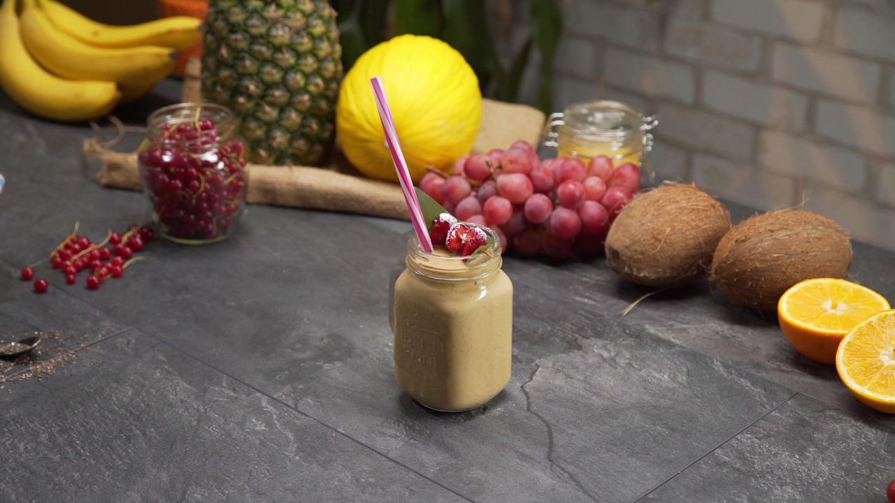 Smoothie protéiné aux fraises et à l’avocat