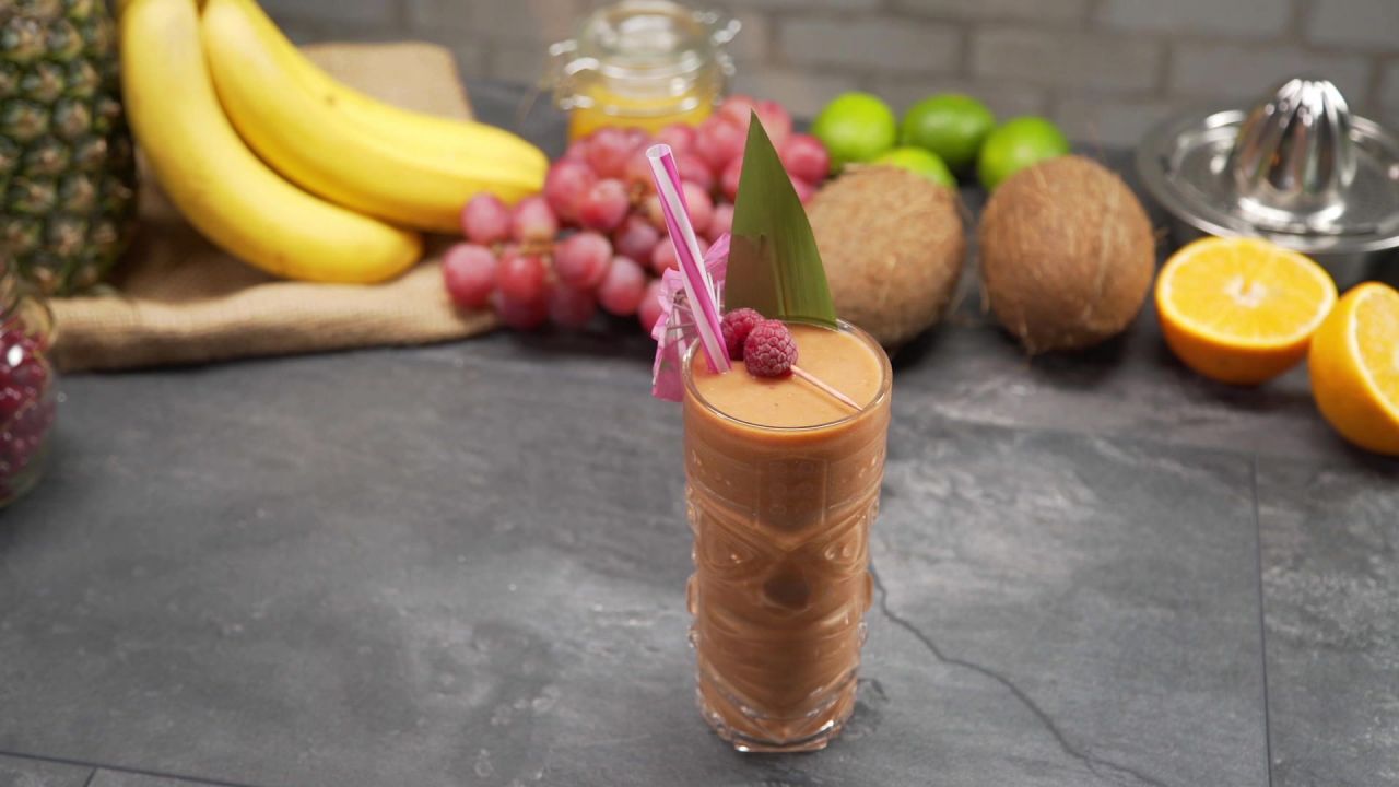 Smoothie à l'avocat, à la framboise et à la banane