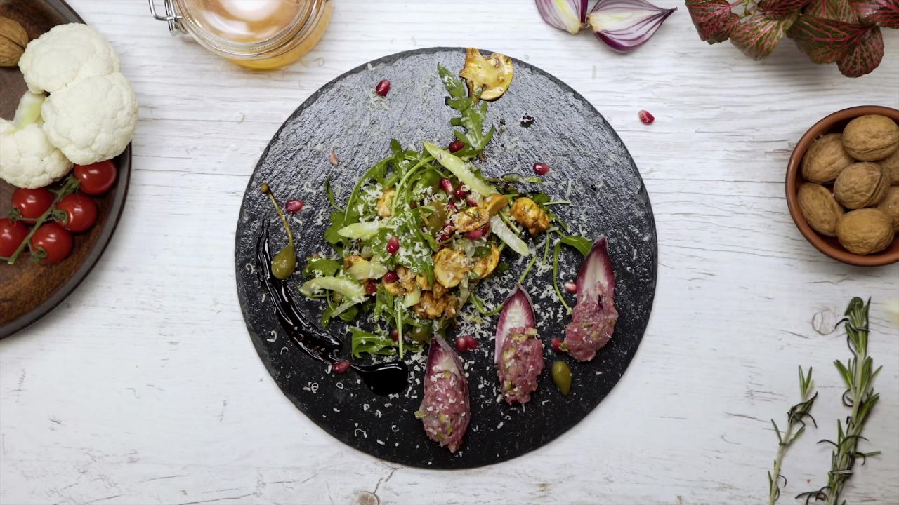 Salade de tartare de veau à la roquette