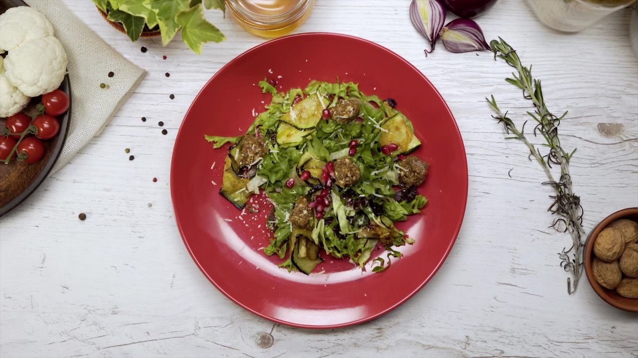Salad with walnut paste and vegetables