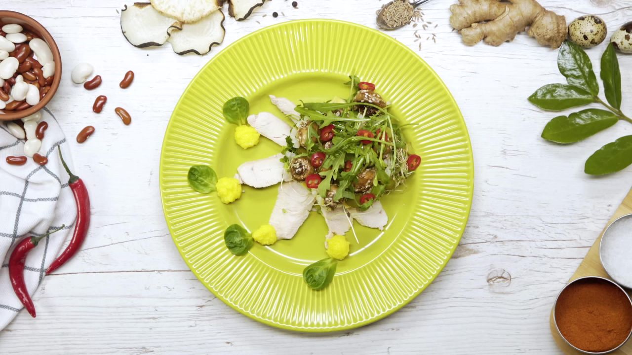Salad with chicken and caramelized champignons