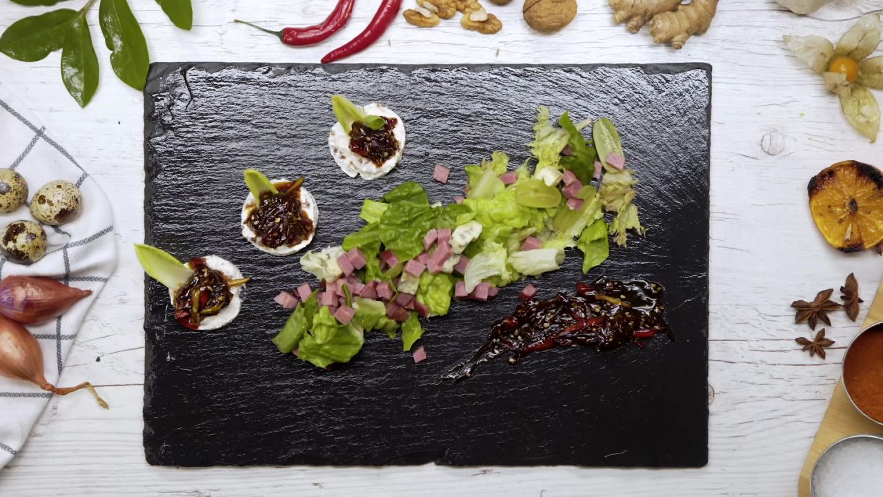 Salad with onion marmelade and ham