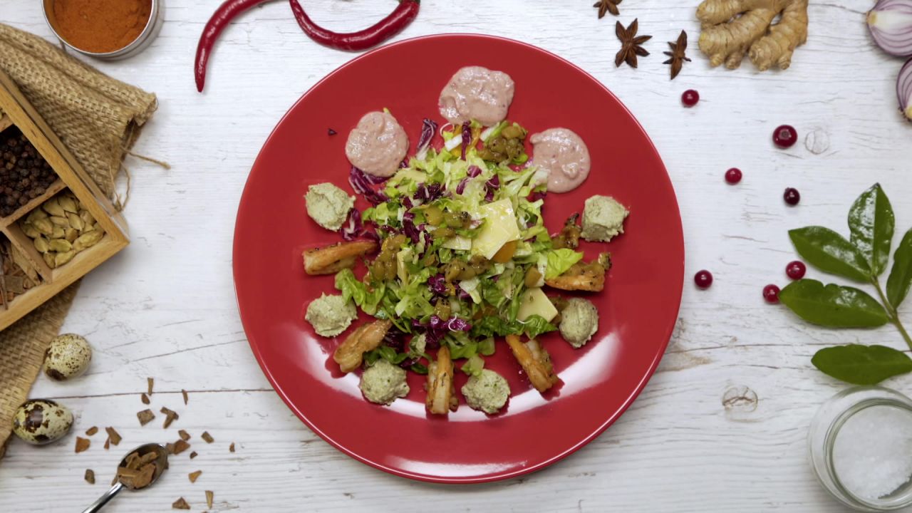 Salad with shrimp in kiwi sauce