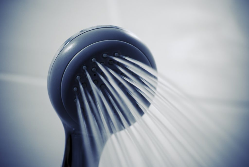 Faut-il prendre une douche chaude ou froide l’été ?