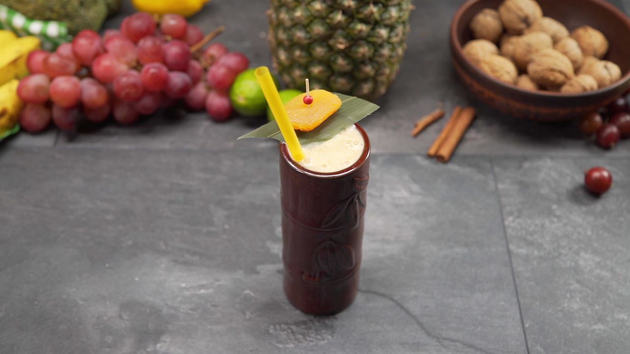 Smoothie à la banane, aux carottes, à l'abricot et aux légumes-feuilles