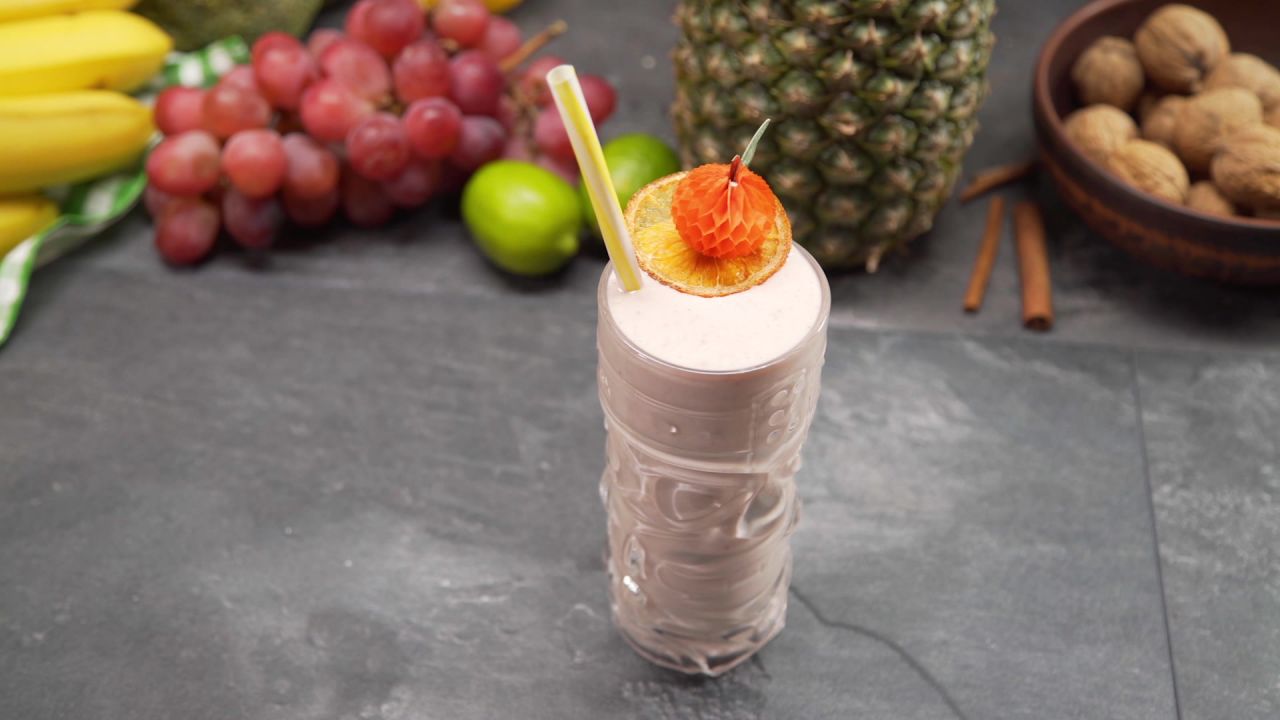 Smoothie aux cerises, à la banane et à l'abricot