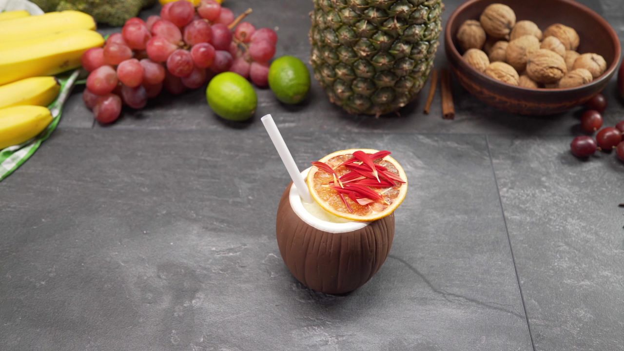 Smoothie au concombre, à la mangue et à la noix de coco