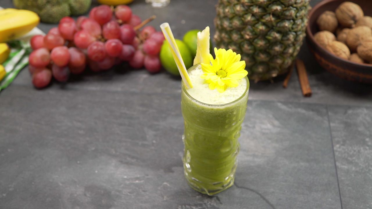 Smoothie au concombre, au persil, à l'ananas et au citron