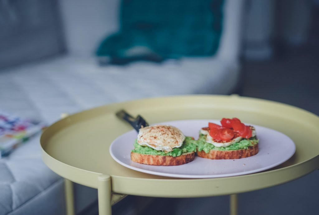 Tartine d’avocat, œufs  