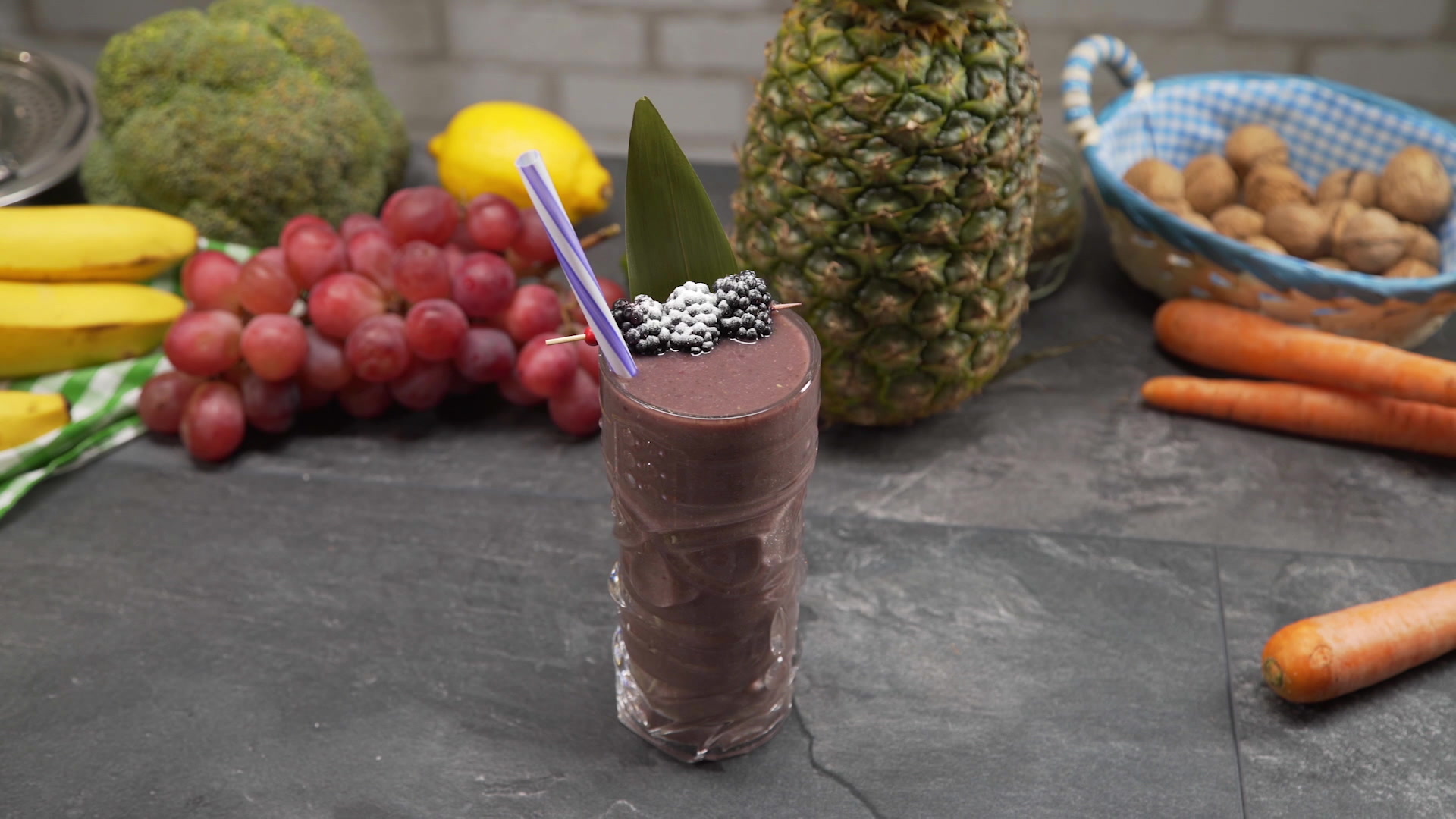 Smoothie à l'avocat, à la mangue et aux mûres