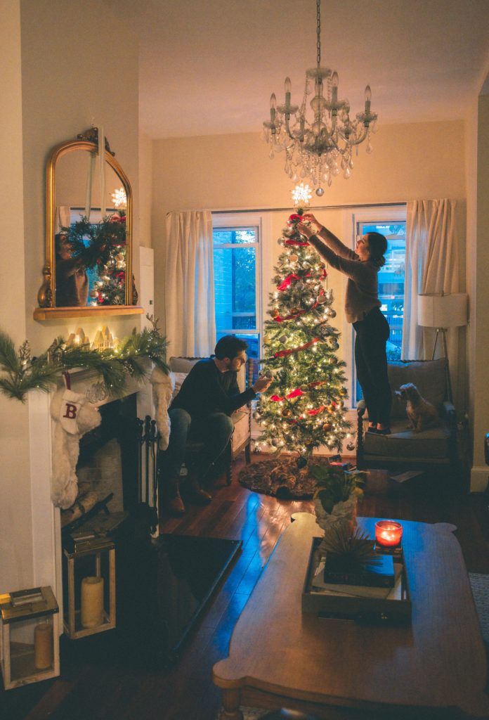 Couple décorant un sapin de Noël