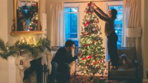 Couple décorant un sapin de Noël