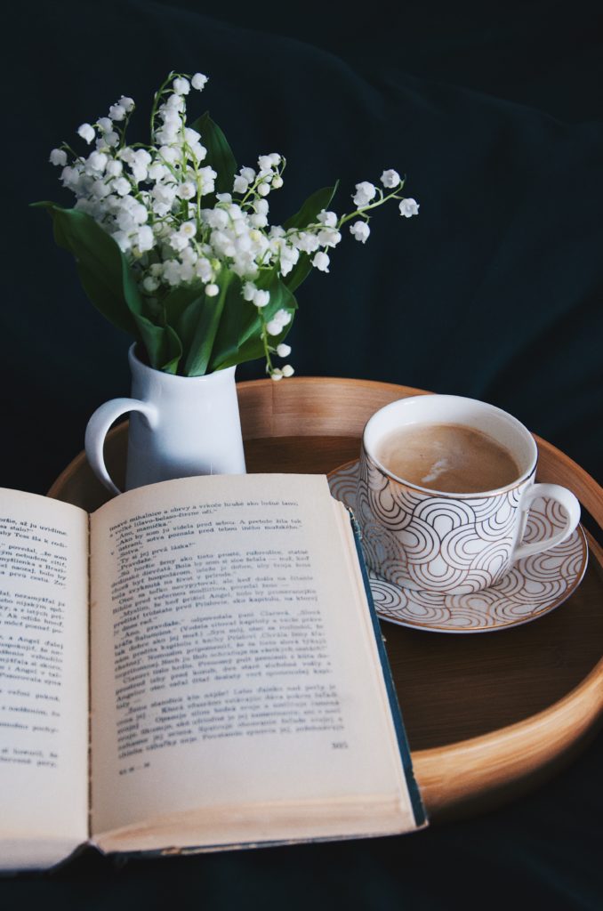 Livre, tasse de café et fleurs 