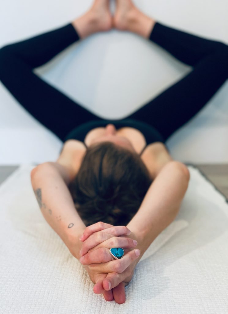 Posture du papillon couché