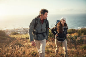 couple faisant une randonnée