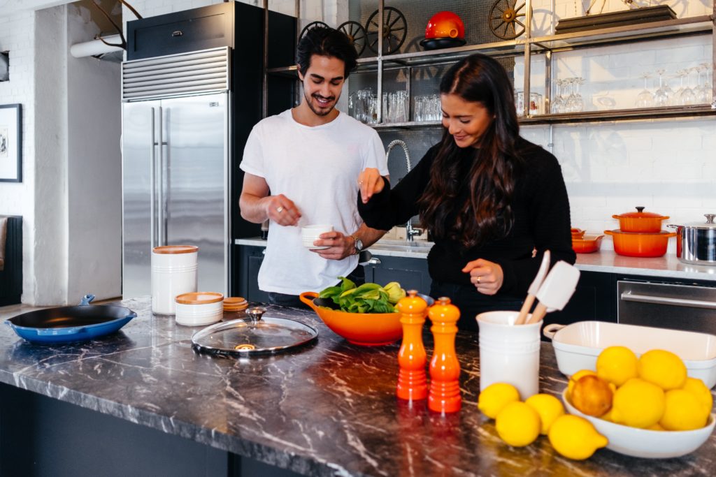 Couple cuisinant Saint-Valentin