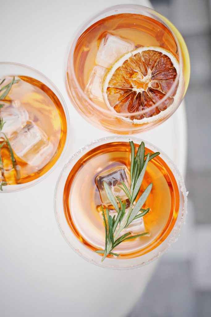 Cocktail à l'orange sanguine et au thym