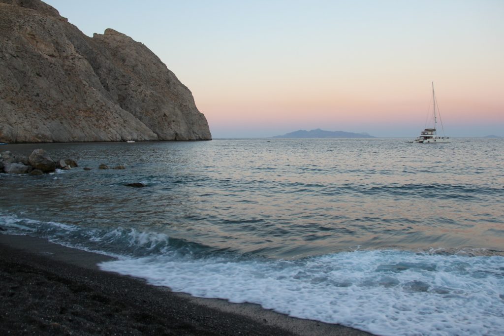 Vue sur la mer depuis la plage de Perissa à Santorin en Grèce