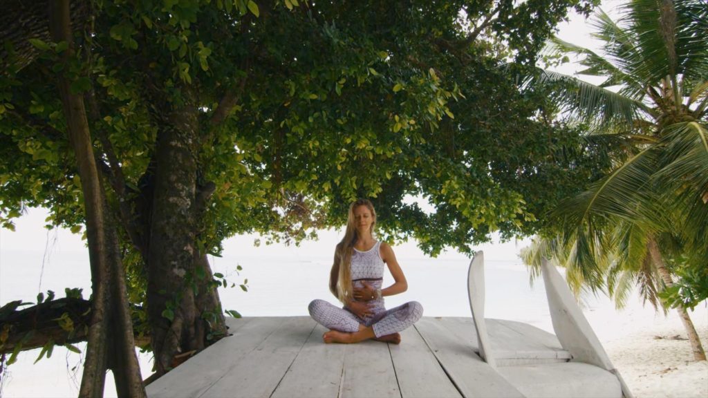 femme qui fait du yoga