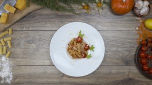 Penne arrabiata avec des tomates cerises grillées