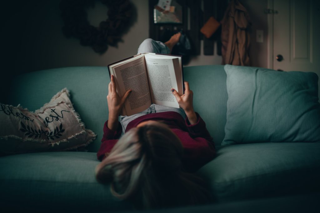 Image d'illustration : femme lisant un livre
