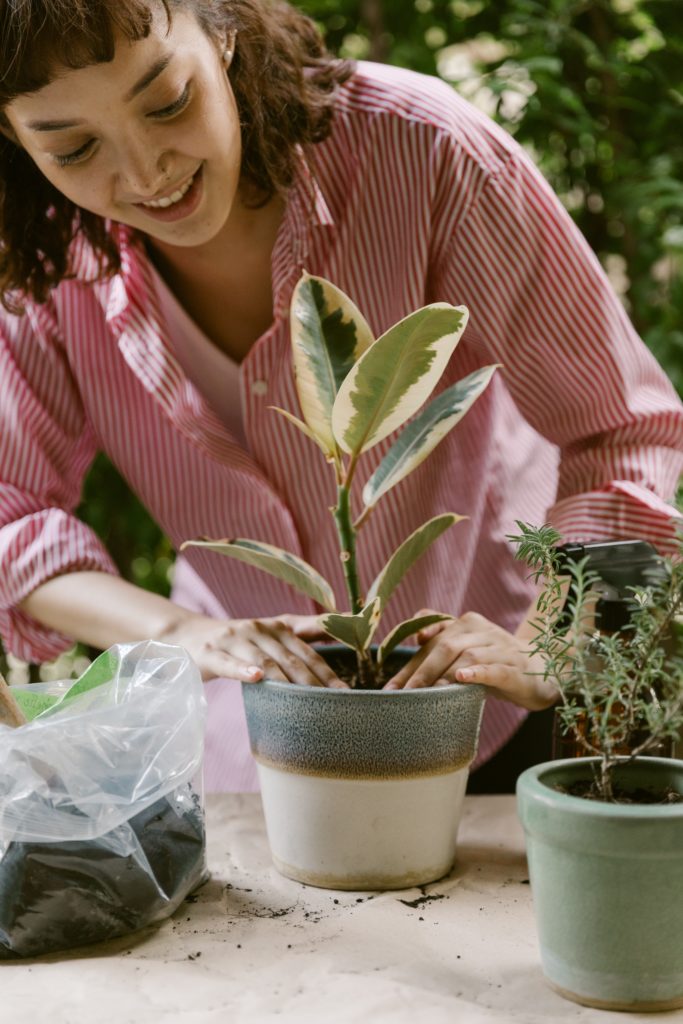 Image d'illustration : femme faisant du jardinage