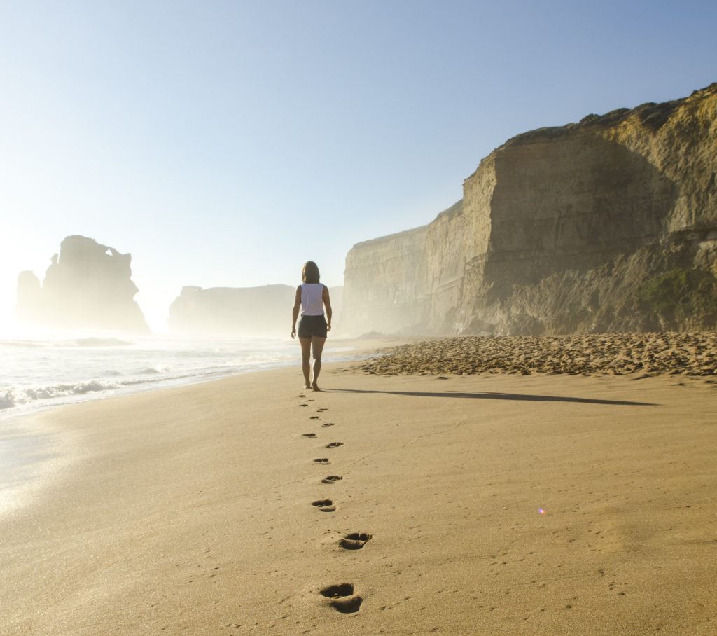 Image d'illustration : femme marchant sur la plage