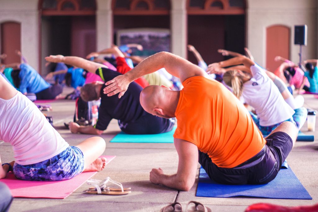 La pratique du yoga : seul ou en groupe ?