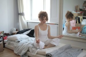 4 postures de yoga à faire au réveil