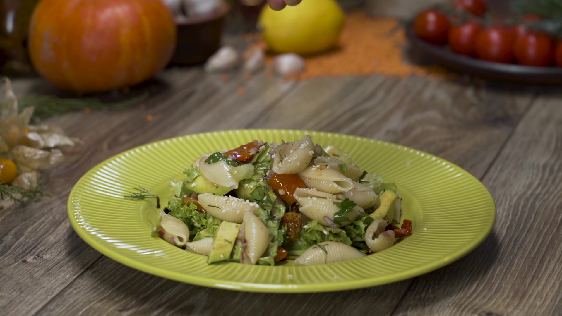 Salade de conchiglie à l'avocat et aux poivrons marinés