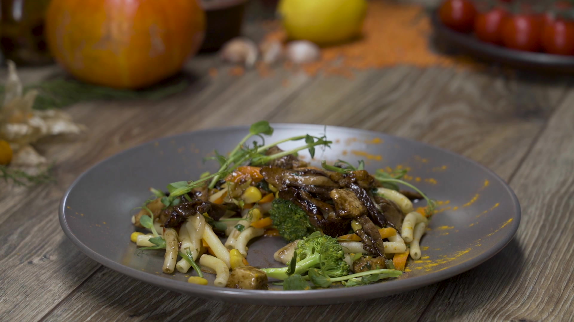 Maccheroni with tofu, vegetables and balsamic sauce