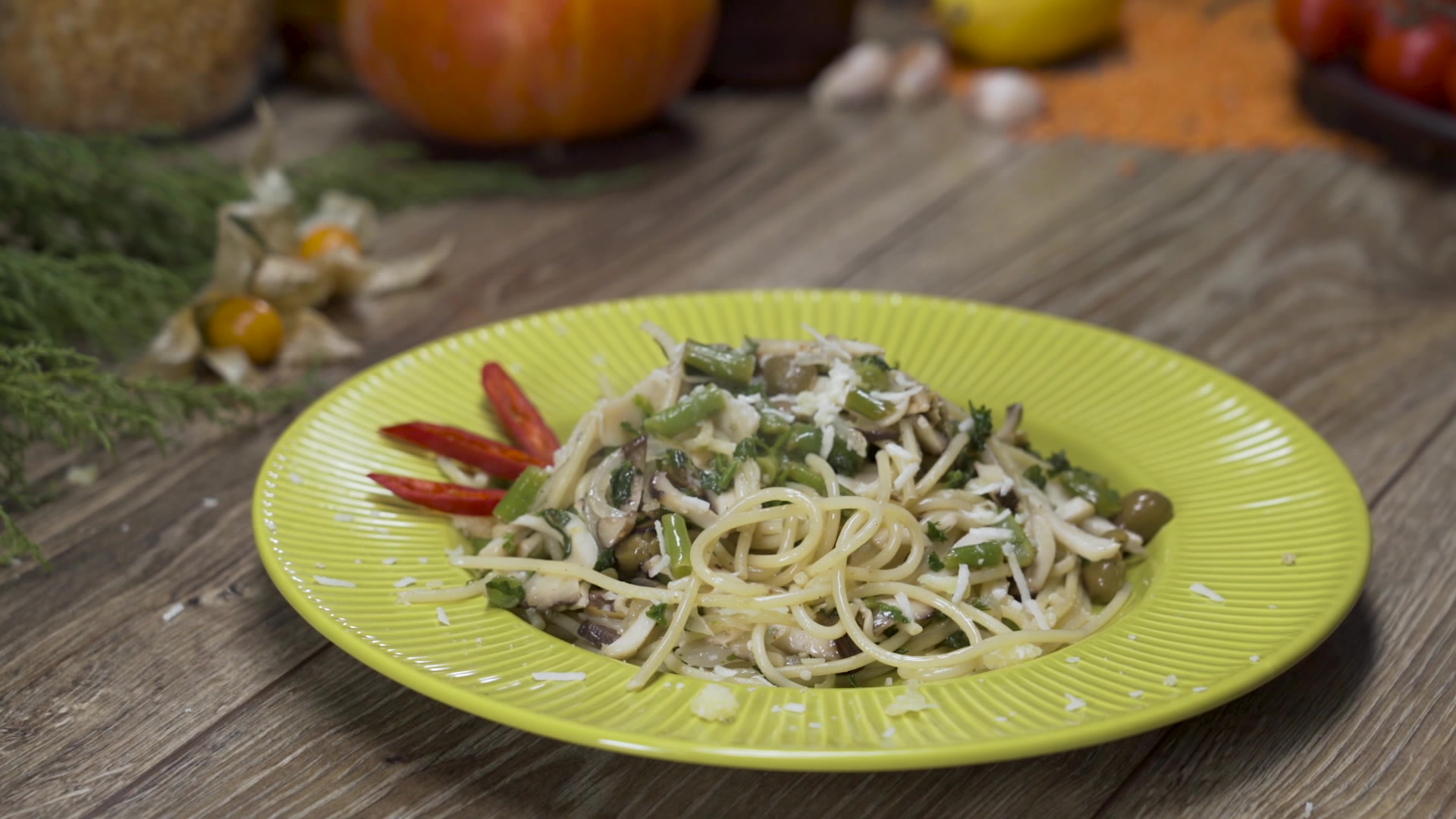 Spaghetti with green beans and mushrooms