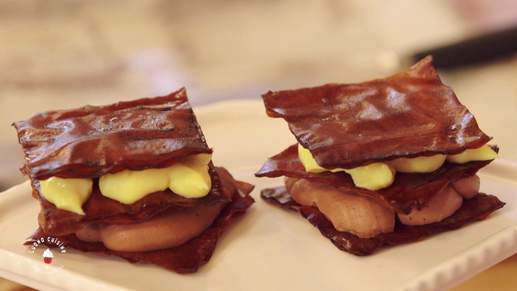 un mille-feuille au chocolat et au caramel beurre salé pour le repas de noël