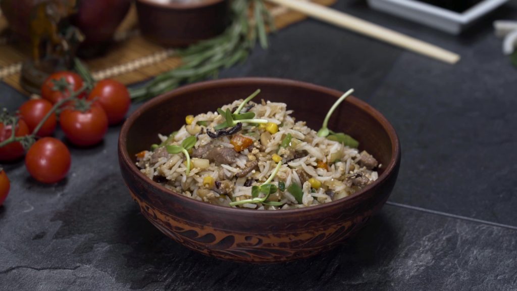 Riz sauté aux champignons, bœuf et des haricots verts