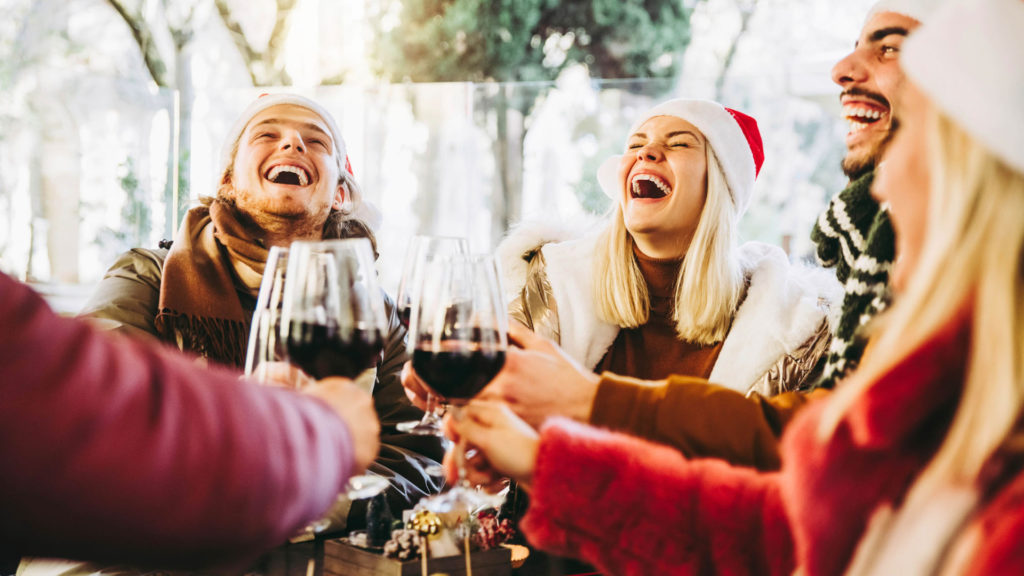 Amis prenant l'apéritif à Noël