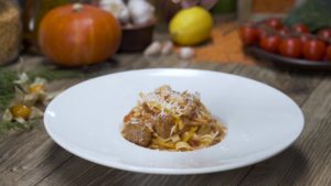 Tagliatelles à la sauce tomate et boulettes de viande