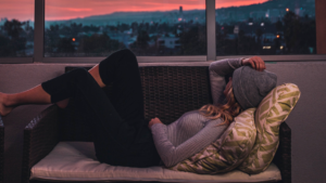 Une femme se détendant devant un coucher de soleil