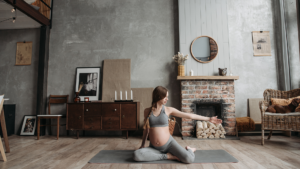 Femme pratiquant le yoga pendant sa grossesse