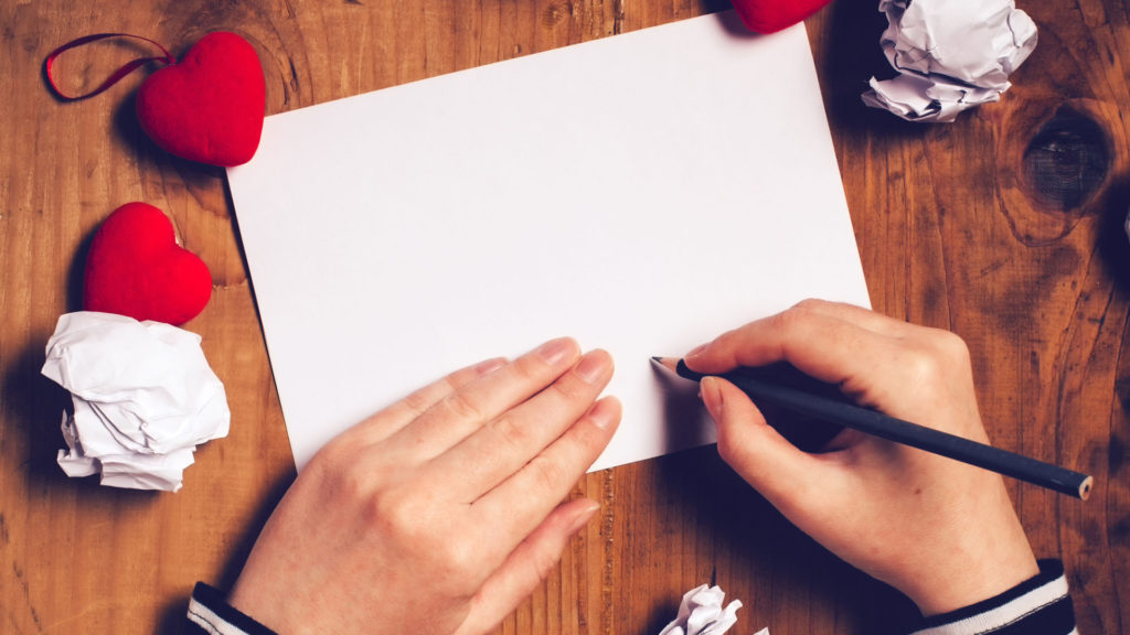 Amoureuse écrivant une lettre pour la Saint-Valentin