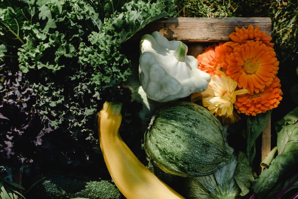 Un panier de légumes accompagné de fleurs de souci