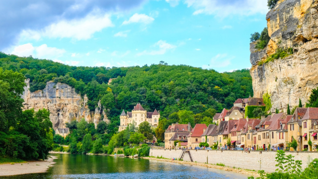 5 villages to discover in France La Roque-Gageac