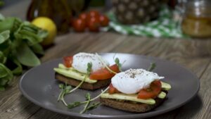 Oeuf poche et croutons avocat